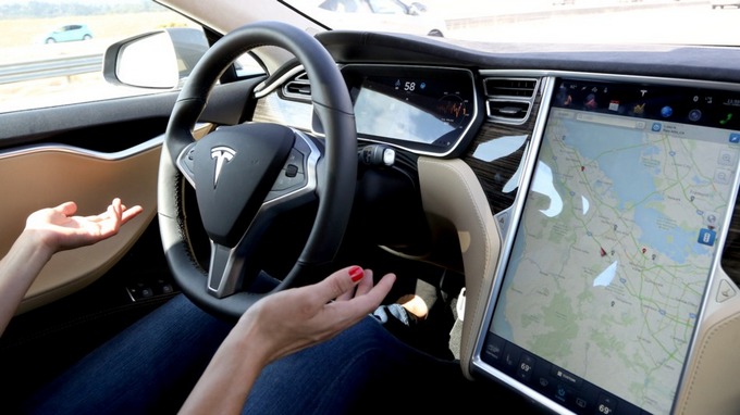 Το Tesla Model S αποκτά λειτουργίες αυτόνομου οχήματος καθώς και αυτόματου παρκαρίσματος