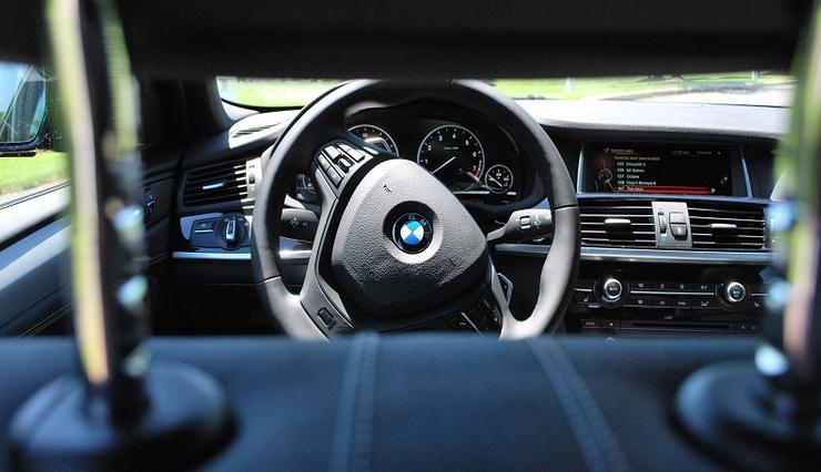 Η εταιρεία BMW κλείδωσε και παγίδευσε στο εσωτερικό οχήματος, τον κλέφτη του