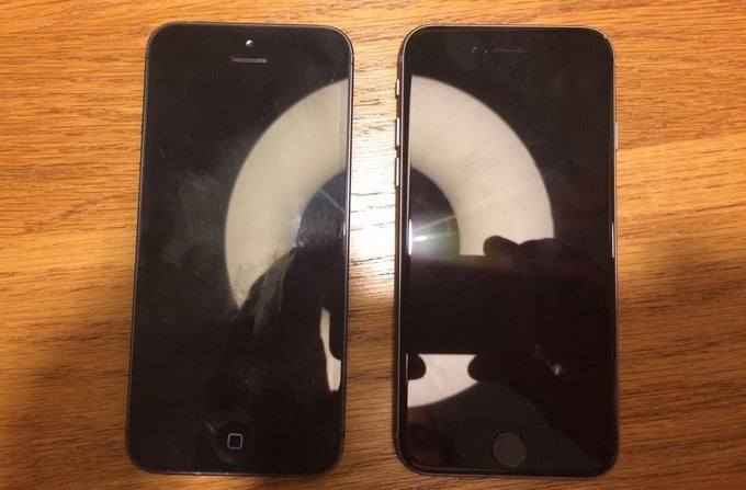 Το iPhone 5se φωτογραφίζεται δίπλα στο iPhone 5