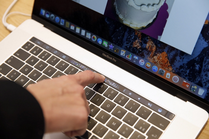 Απαγορεύτηκε η χρήση του MacBook Pro με Touch Bar κατά τη διάρκεια εξετάσεων στις ΗΠΑ