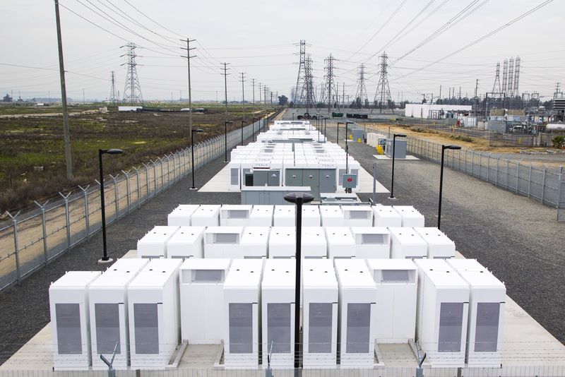 Εκατομμύρια μπαταρίες της Tesla παρέχουν ηλεκτρική ενέργεια σε χιλιάδες σπίτια του Los Angeles