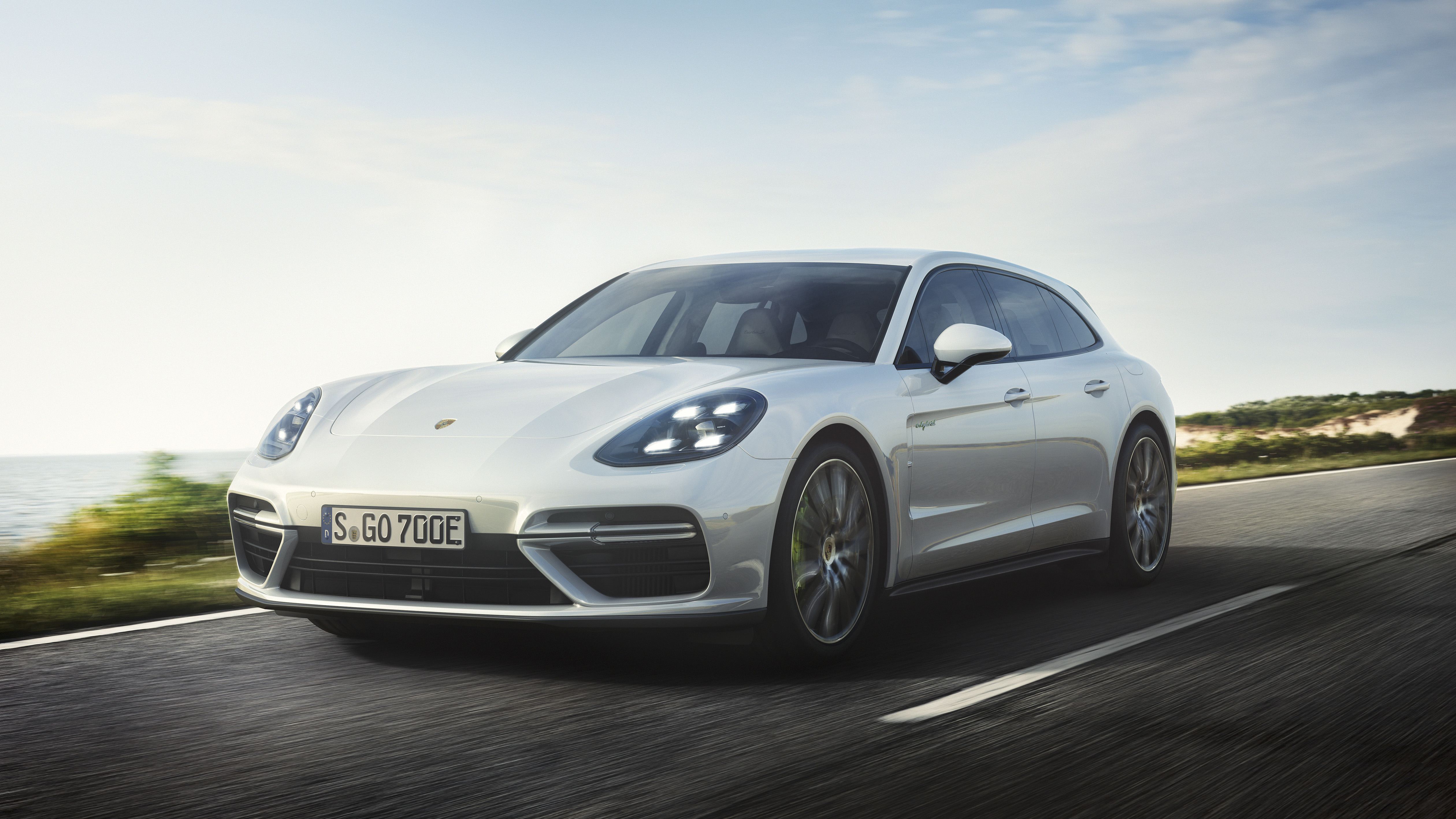 Η νέα Panamera της Porsche είναι και ηλεκτρική και Turbo