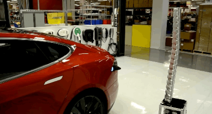 Η Tesla Motors αποκάλυψε ένα... "ρομποτικό φίδι" που φορτίζει αυτόματα το Model S σας