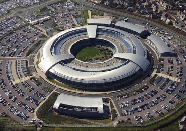 Οι Βρετανικές μυστικές υπηρεσίες μπορούν να χειραγωγούν μαζικά υπηρεσίες επικοινωνιών, από το Facebook έως και τηλεφωνικές κλήσεις