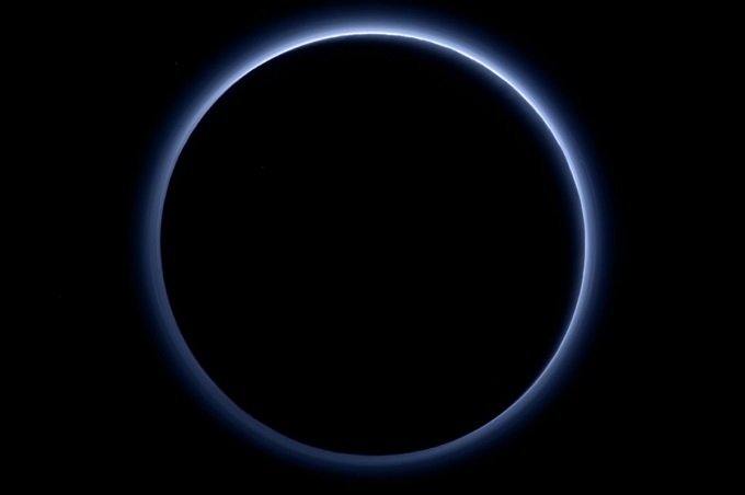 Η NASA αποκάλυψε ότι ο Πλούτωνας έχει γαλάζιο ουρανό και στην επιφάνεια του έχει παγωμένο νέρο
