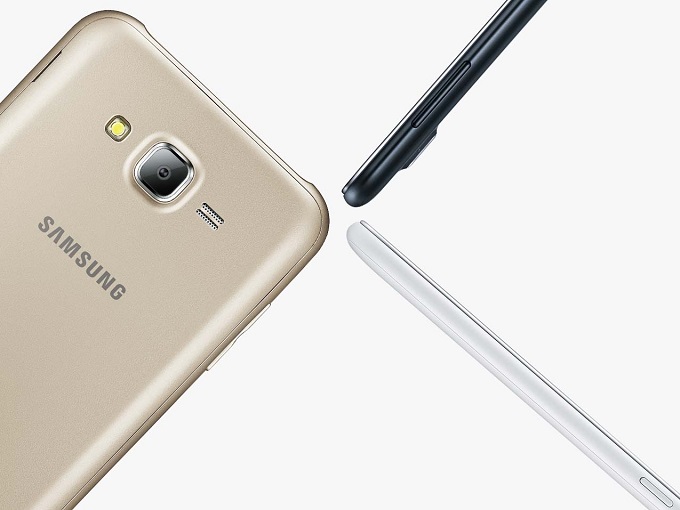 H Samsung ανακοίνωσε τα νέα Galaxy J7 και J5 που έχουν flash και για την εμπρόσθια κάμερα