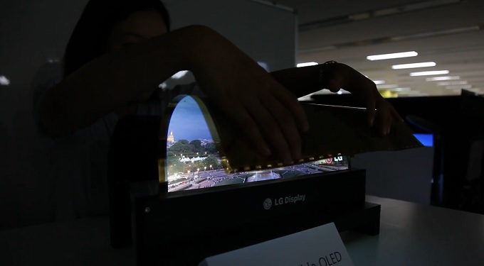 H LG μας δείχνει πως μία εύκαμπτη οθόνη OLED μπορεί σχεδόν να τυλιχτεί σε... ρολό