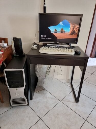 Πωλείται ολοκληρωμένο PC μαζί με το έπιπλο