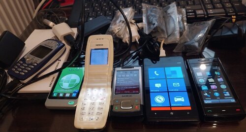 Ρετρό κινητά τηλέφωνα Sony Ericsson T65, LG GD510, Nokia 2650/6500/X6/Lumia 900