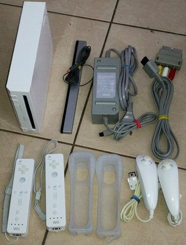 Nintendo Wii με χειριστήρια και 4 παιχνίδια