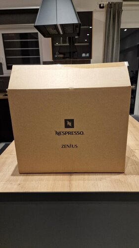 Nespresso Zenius στο κουτί της