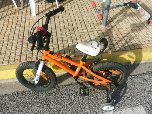Επώνυμο παιδικό ποδήλατο με βοηθητικές και δώρο πατίνι.