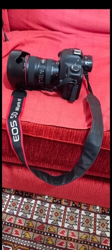 Canon EOS 5D MARK II + 2 φακοί (24-105+ 90-300) + flash + θήκες + φορτιστης