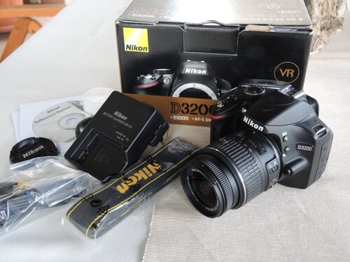 Nikon D3200 DSLR με 24 Megapixel + Nikkor 18-55mm VR II φακος !Αριστη στο κουτι της!
