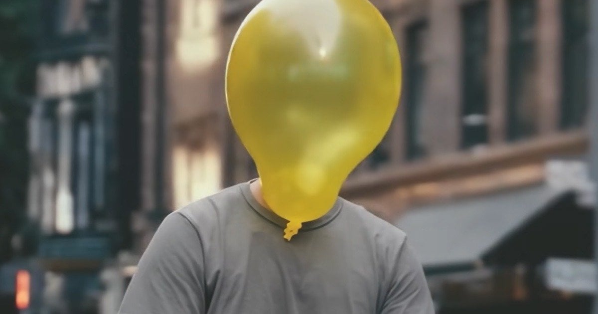 Τελικά, δεν ήταν αποκλειστικά έργο του Sora εκείνο το εντυπωσιακό βίντεο με τον άνθρωπο που είχε μπαλόνι αντί για κεφάλι