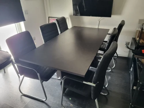 Τραπέζι συνεδριάσεων και καρέκλες να φύγει!