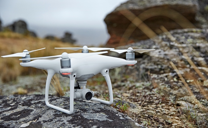 Το DJI Phantom 4 αποφεύγει πλέον εμπόδια και καταγράφει αυτόματα την πορεία σας