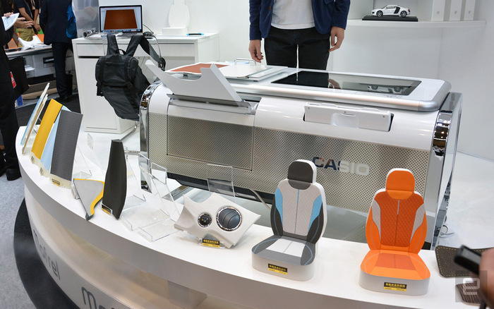 O “2.5D” εκτυπωτής της Casio μπορεί να δημιουργήσει ανάγλυφα σε υποκατάστατα του δέρματος και υφασμάτων