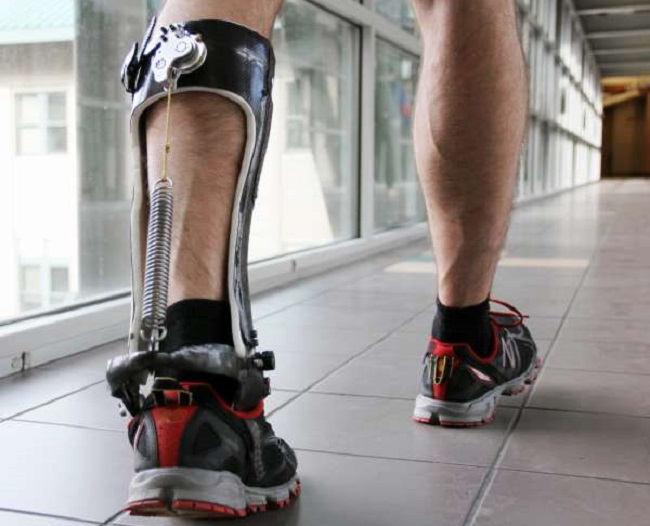 Εξωσκελετός βοηθά άτομα με κινητικά προβλήματα να περπατήσουν
