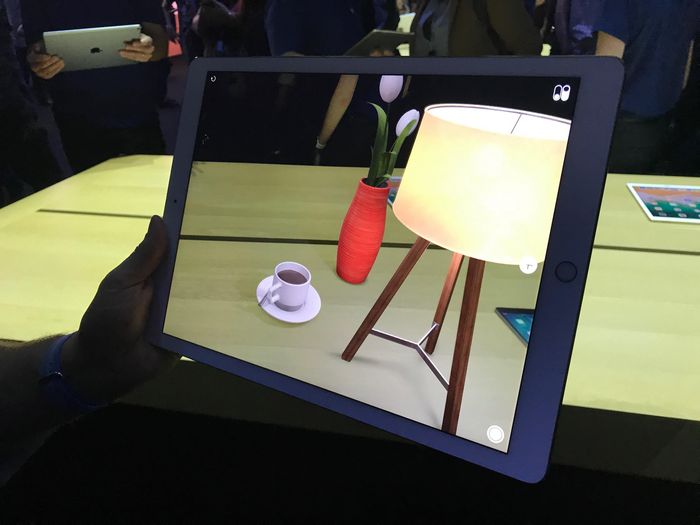 Συνεργασία των Ikea και Apple “φέρνει” στα σαλόνια εικονικούς κλώνους επίπλων