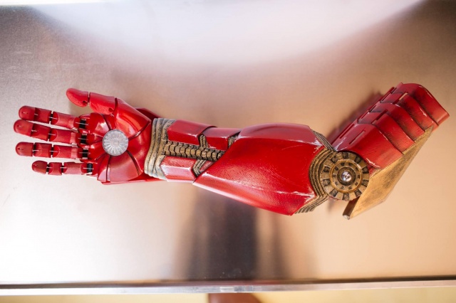 Ο Robert Downey Jr χαρίζει ένα εκτυπωμένο 3D προσθετικό χέρι σε ένα μικρό θαυμαστή του