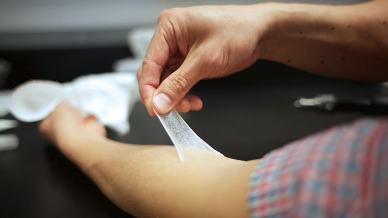 Ερευνητές του MIT δημιούργησαν τεχνητό αόρατο δέρμα σε μορφή κρέμας που εξαφανίζει τις ρυτίδες