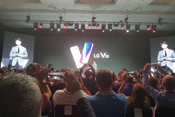 Εντυπωσιακό και δυνατό σε όλους τους τομείς το LG V30 (video)