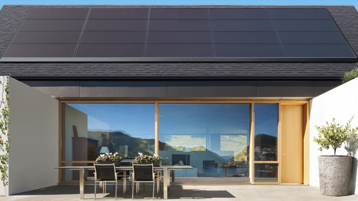 Η Tesla αποκάλυψε τους νέους της ηλιακούς συλλέκτες που τοποθετούνται πάνω από την υπάρχουσα στέγη σας
