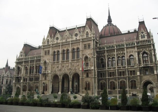 Η Ουγγαρία χρειάζεται χρήματα, και για αυτό σκέφτεται να φορολογήσει την κίνηση στο Internet