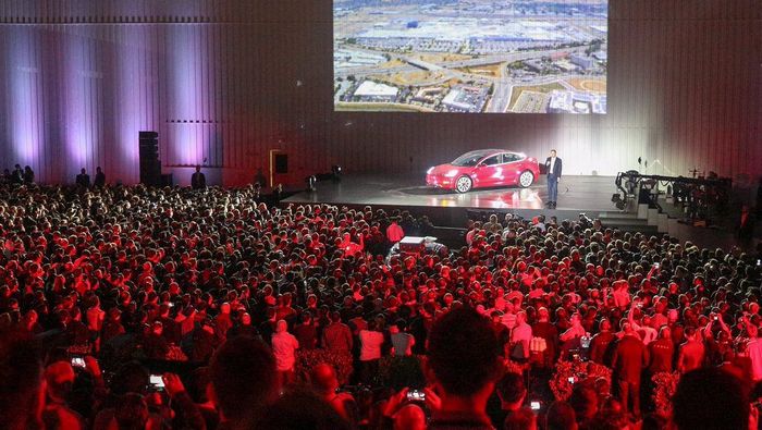 Από τον Elon Musk oι πρώτες παραδόσεις του Model 3 της Tesla