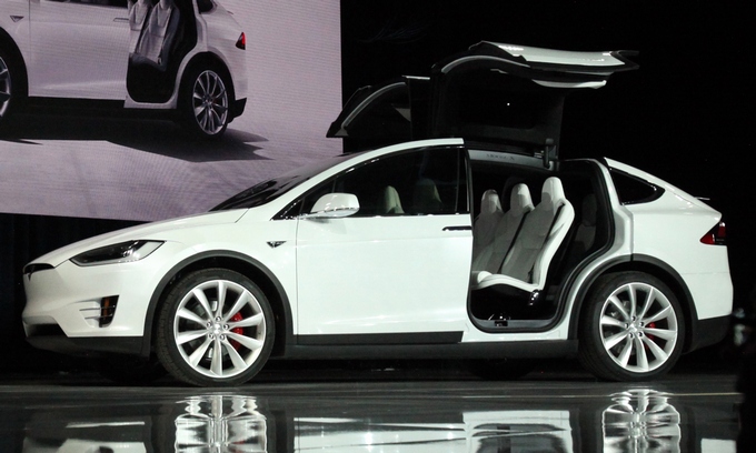 Ιδιοκτήτες του Tesla Model X δεν μπορούν να ανοίξουν και να κλείσουν τις πόρτες του
