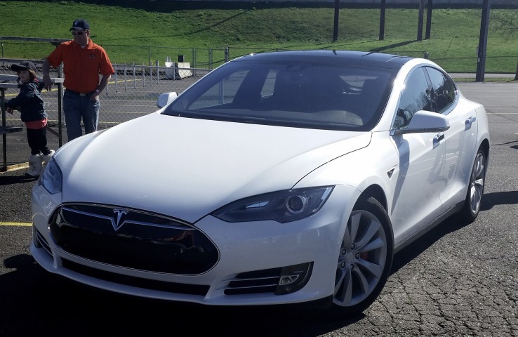 Η Tesla θέλει να προσφέρει και την ασφάλιση και το κόστος συντήρησης στην τελική τιμή των αυτοκινήτων της