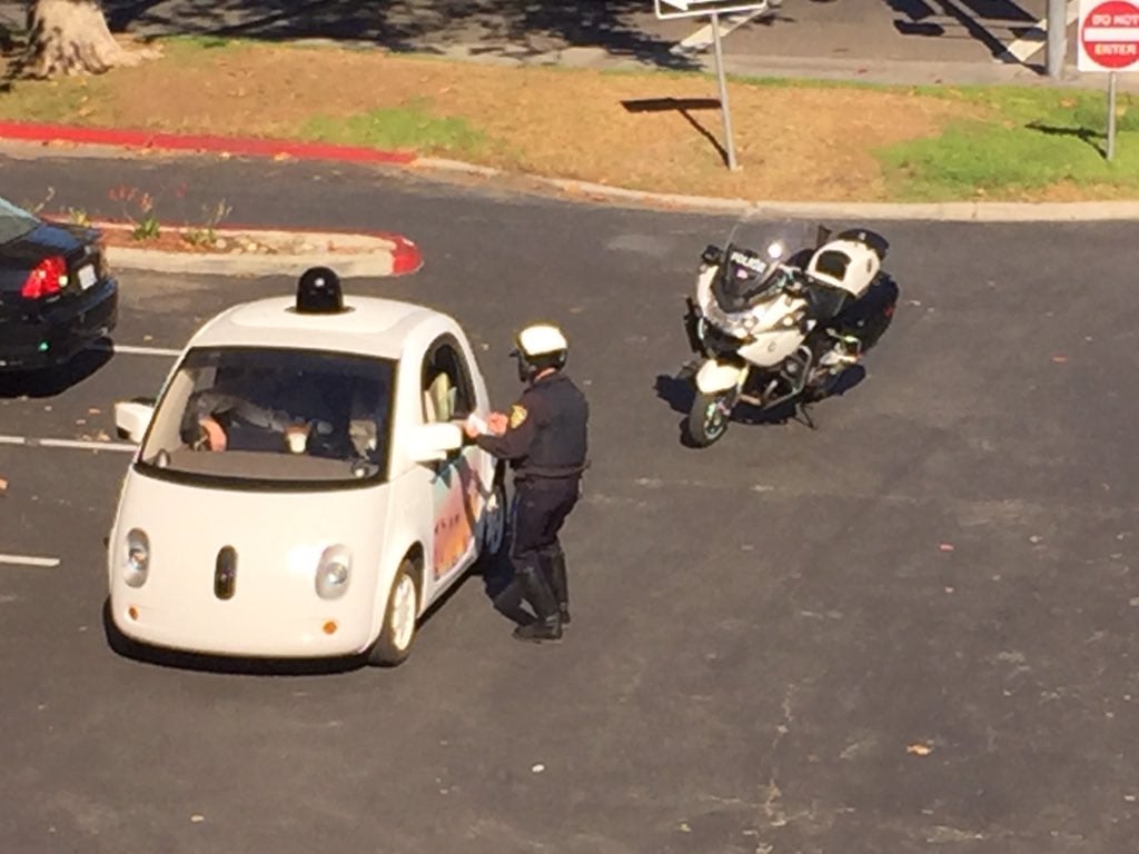 Αστυνομικός σταμάτησε το αυτό-οδηγούμενο όχημα της Google για… υπερβολικά χαμηλή ταχύτητα