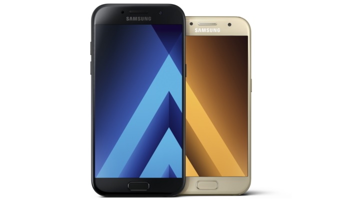 Η Samsung ανανέωσε τη σειρά smartphones Galaxy A (2017) που τώρα αντέχει και στο νερό