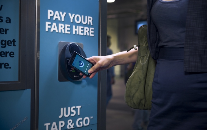 Ανέπαφες πληρωμές με φορητές συσκευές σύντομα στα μέσα μαζικής μεταφοράς του Λονδίνου