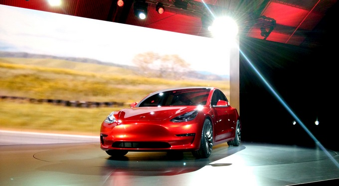 Η ζήτηση για το Model 3 ξεπέρασε κατά πολύ τις προσδοκίες της Tesla