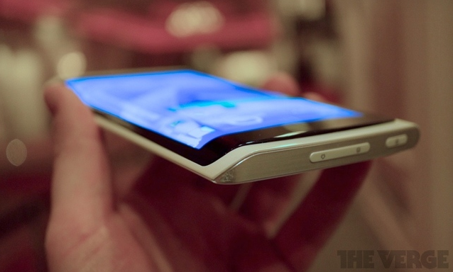 Η Samsung παρουσίασε πρωτότυπο εύκαμπτης οθόνης σε smartphone