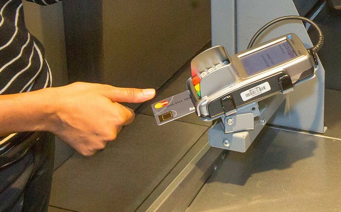 Τραπεζική κάρτα της MasterCard με ενσωματωμένο αισθητήρα δακτυλικών αποτυπωμάτων