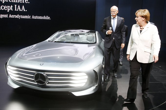 Οι Apple και Google εξέπληξαν την Daimler με την πρόοδο τους στα αυτοκίνητα