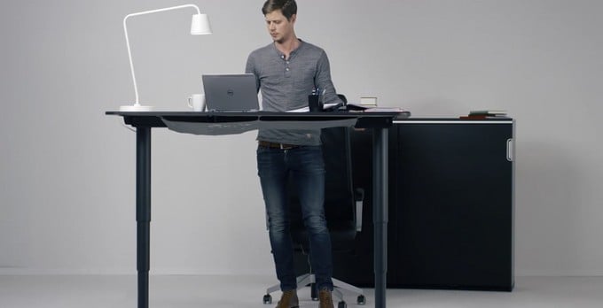 Το νέο γραφείο BEKANT του IKEA προσαρμόζεται σε διαφορετικό ύψος με το πάτημα ενός κουμπιού