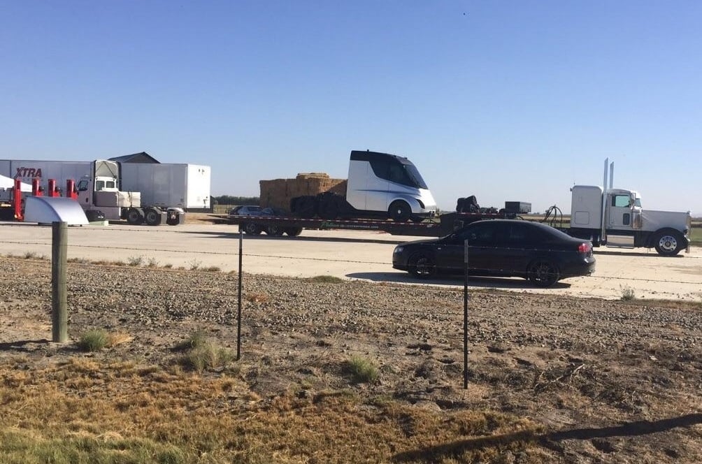 Το ηλεκτρικό φορτηγό της Tesla δείχνει να "επέστρεψε από το… μέλλον"