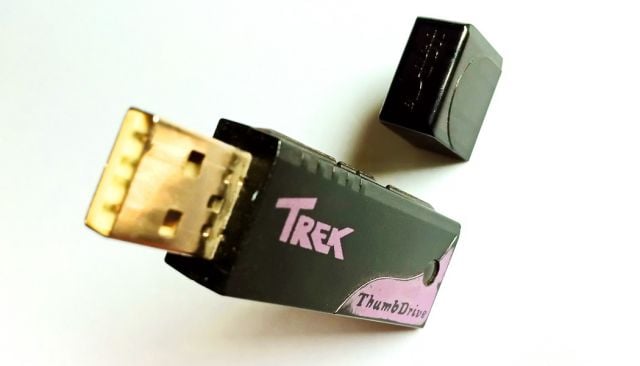 Σαν σήμερα [26/02/2000]: Παρουσιάζεται το πρώτο USB stick
