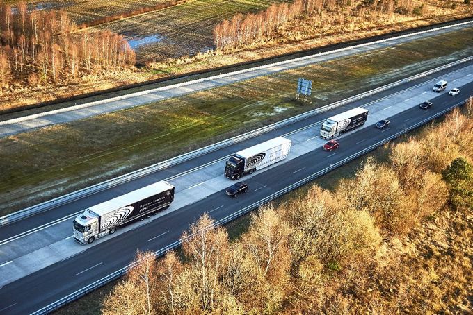 Ομάδες αυτο-οδηγούμενων φορτηγών πραγματοποιούν ταξίδι, διασχίζοντας την Ευρώπη