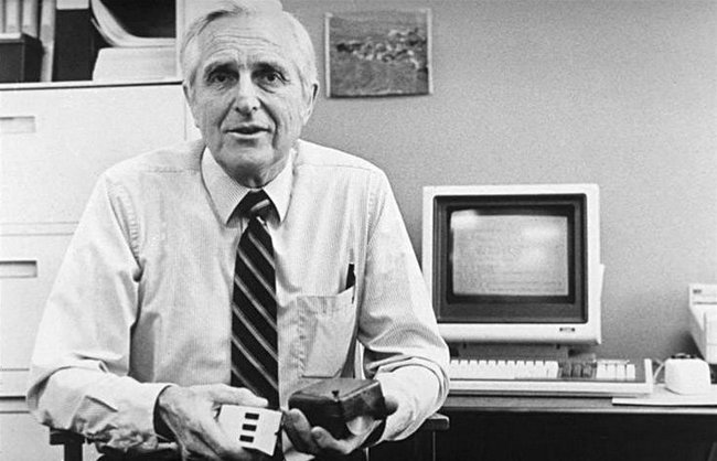 Έφυγε από τη ζωή ο Douglas Engelbart, δημιουργός του mouse