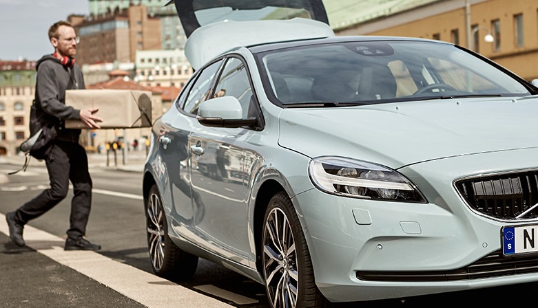 Η δίωρη υπηρεσία παράδοσης της Volvo αφήνει τα δέματα στο… πορτ-μπαγκάζ του αυτοκινήτου σας