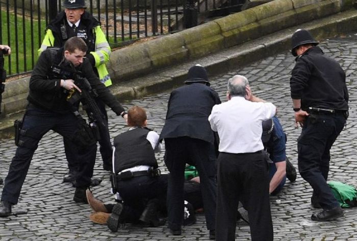 Πρόσβαση στον λογαριασμό στο WhatsApp του δράστη της επίθεσης στο Λονδίνο ζητά Βρετανίδα υπουργός