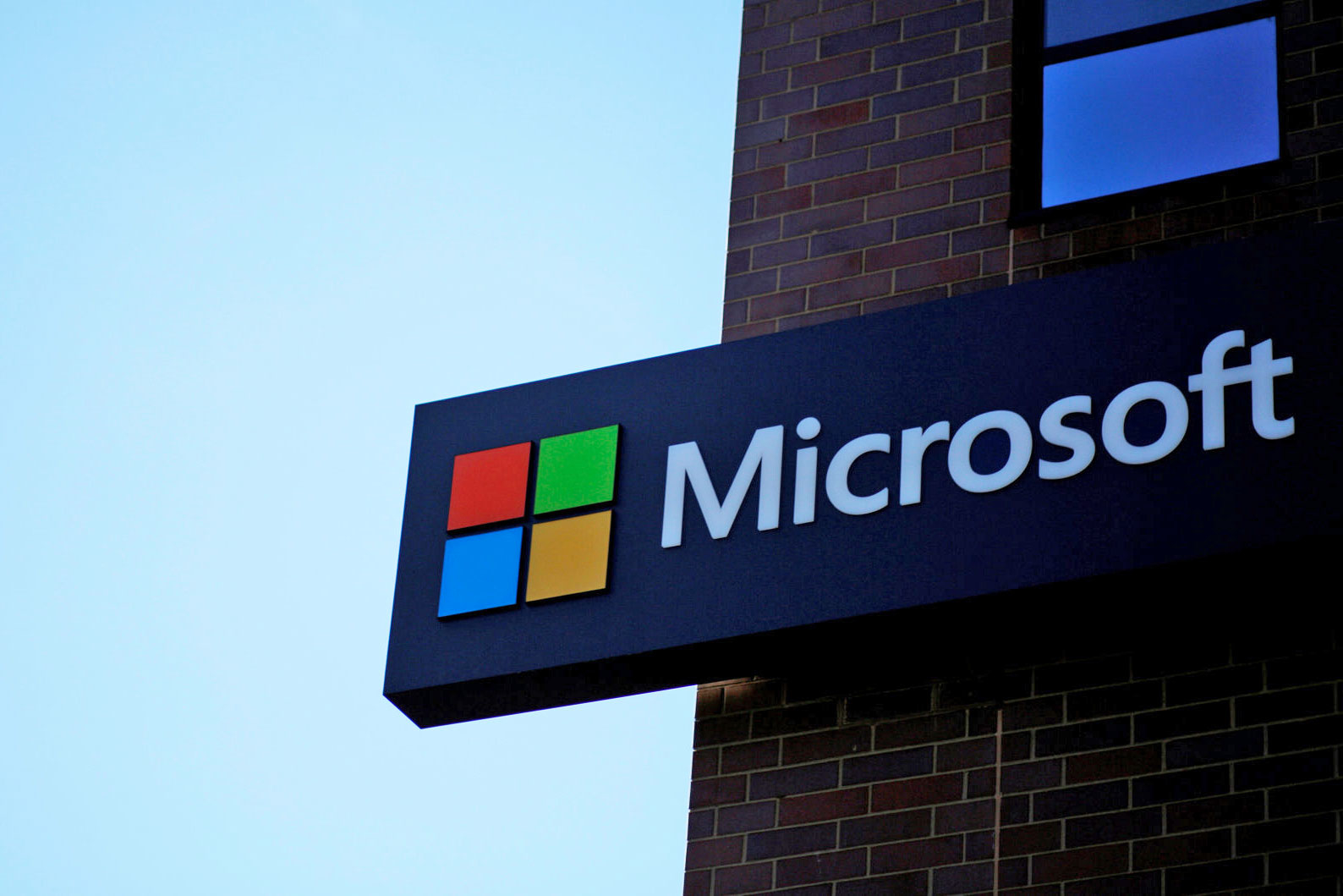 H Microsoft απέκρυψε το hacking σε εσωτερική της βάση δεδομένων που αφορούσε bugs και κενά ασφαλείας