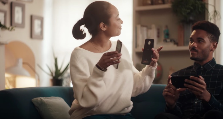 Η Motorola τρολάρει τη Samsung που τρολάρει την Apple στη νέα της διαφήμιση
