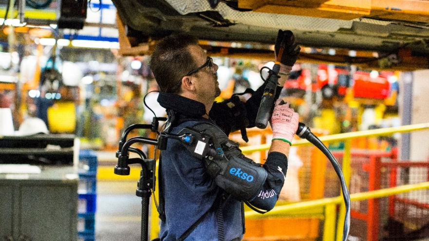 Εξωσκελετός μειώνει την καταπόνηση των εργατών στα εργοστάσια της Ford