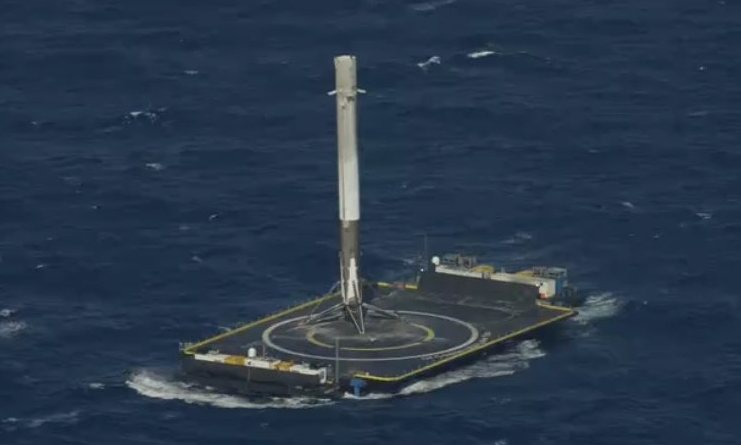 Ο πύραυλος Falcon 9 της Space X καταφέρνει να προσγειωθεί σε ρομποτική φορτηγίδα στον ωκεανό
